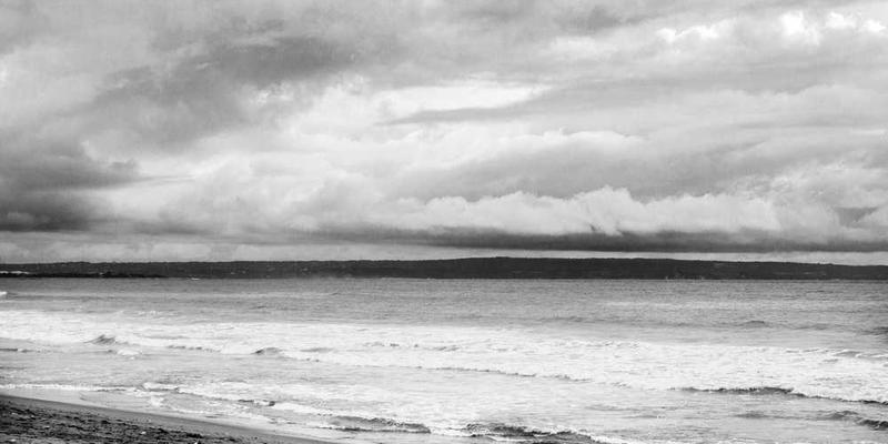 说明：一个年轻人正坐在智能设备前，设备屏幕上显示出他的健身数据和偶像的声音提醒他锻炼，背景是一张激励性的健身海报。