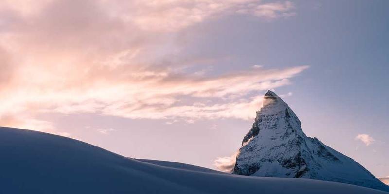 说明:一本打开的书,象征着知识的力量,书籍中跳动的字迹如同生命跳跃的篇章。
