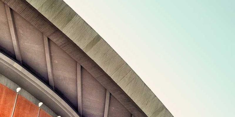 分析不同水果果皮被剥开时，那股爆发性香气分子的瞬间扩散艺术