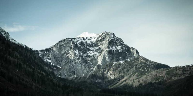 游客在社区的文化活动中心观看一场传统舞蹈表演，观众席上坐满了居民，场面热烈。