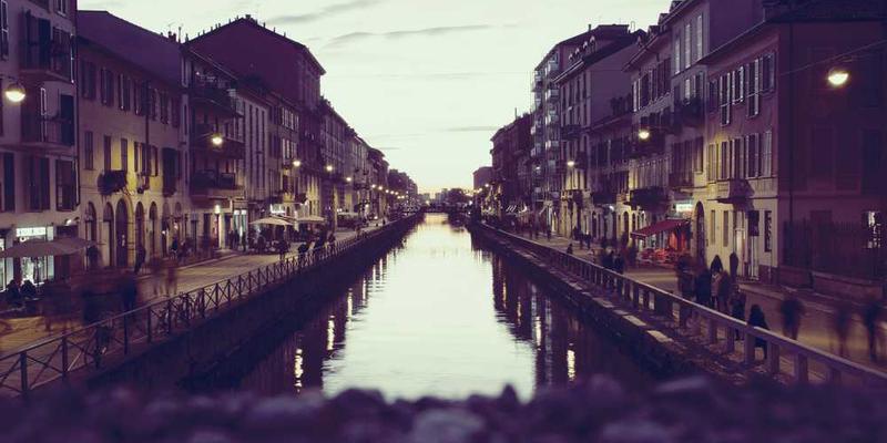 一位艺术家正在手工制作陶瓷，背景是现代化城市的天际线，展现传统手工艺与现代文明的碰撞