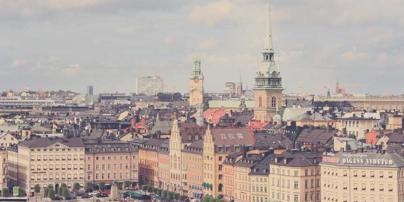 尝试用服装的穿着感受（束缚、宽松、飘逸）来隐喻一天的工作状态