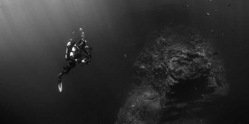 一把静静躺在抽屉里的螺丝刀,背景是一间温馨的家庭客厅