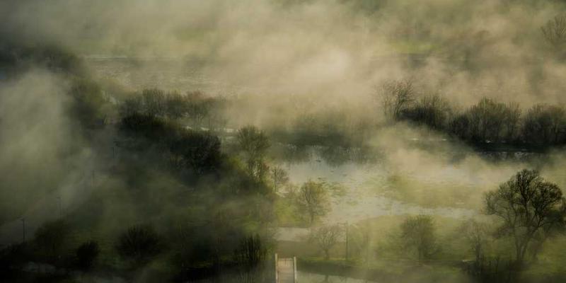 说明：火车站安检传送带的特写，画面中可见橡胶材质的表面，背景是繁忙的火车站场景