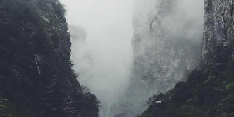 记者在社区图书馆拍摄一位正在阅读的老人，图书馆里安静祥和，充满了知识的气息。