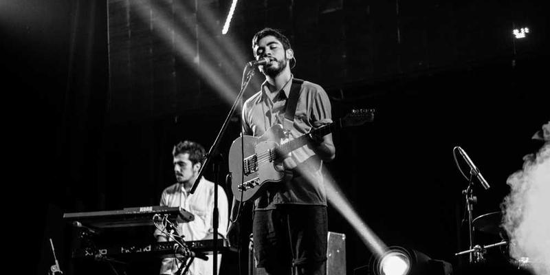 购物者将商品放入塑料袋，背景是家庭生活的温馨场景