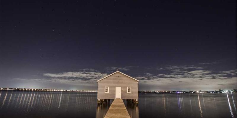 一双湿透的袜子，表面有水滴