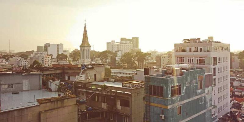 四组实验对象分别处于不同情绪状态下的场景,快乐组观看喜剧片,悲伤组观看悲剧片,愤怒组观看战争片,中立组保持自然状态。