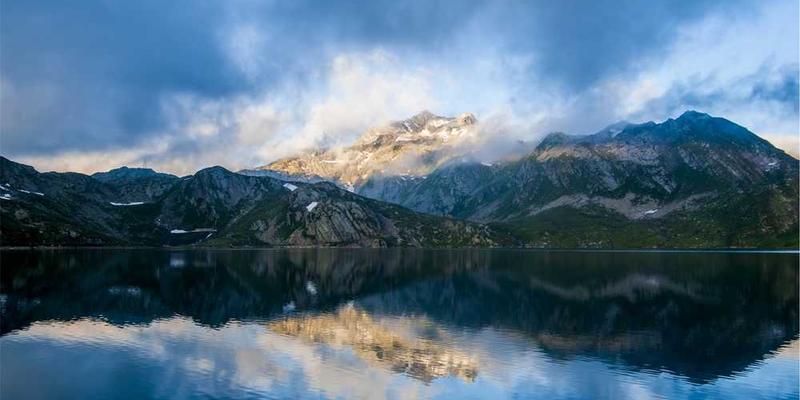 记者在社区采访一位正在准备晚宴的居民，她正热情地邀请记者品尝自己亲手做的菜肴。