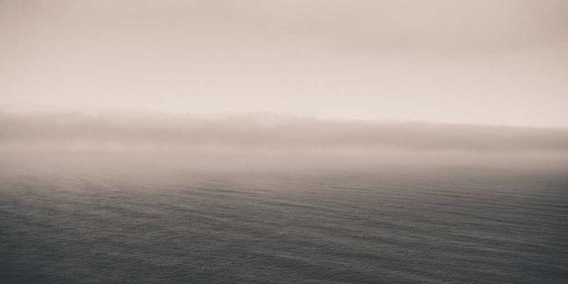 一位倾听者认真记录对方的话语，旁边是一面反映真实对话内容的镜子，寓意通过复述式倾听，能够更真实地反映对方的想法