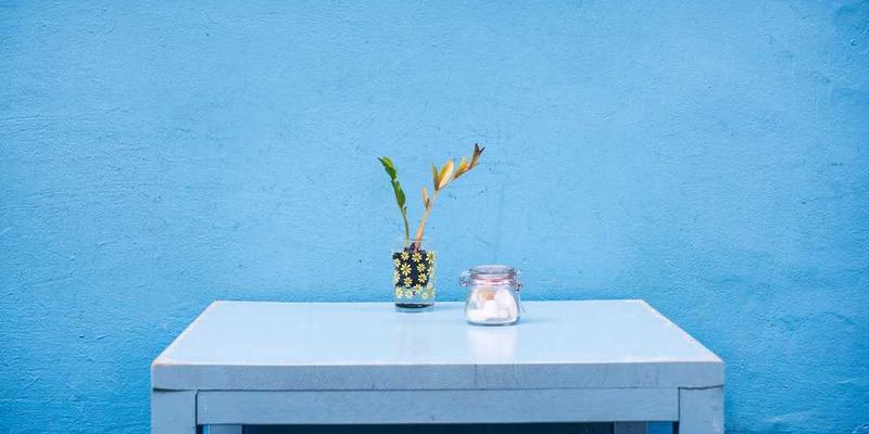 月光下的童年影像，一位孩子在院落中追逐流萤，背景是一片星空