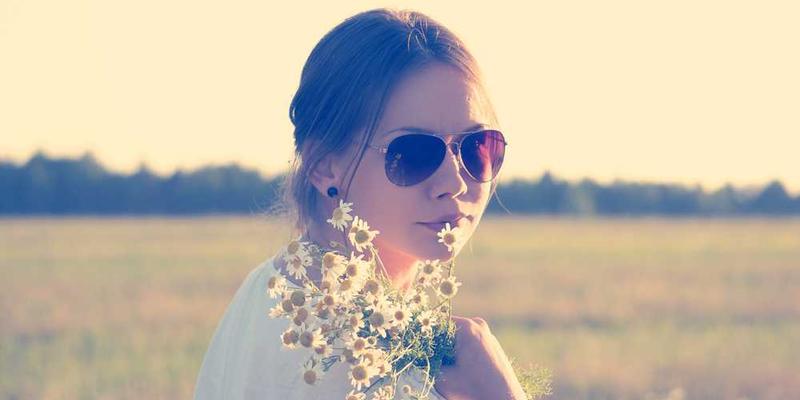 一张描绘成都火锅场景的图片，画面中有热气腾腾的火锅、色彩缤纷的食材以及欢声笑语的食客