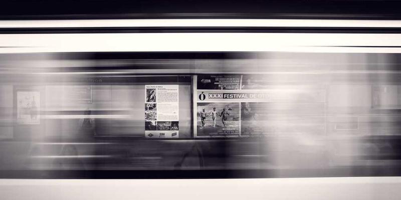 一粒生硬的米粒和一粒在沸水中变得柔软、透明的米粒对比