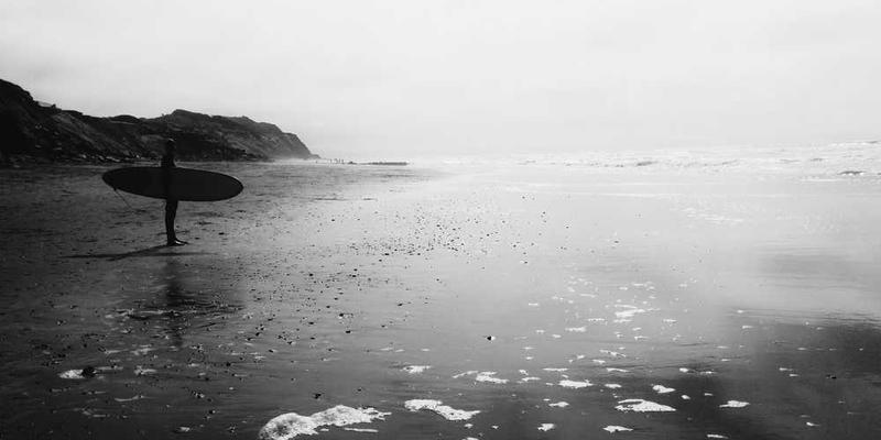 一位手艺人正在教导徒弟，徒弟正在认真聆听并按照师傅的指导拜师工具