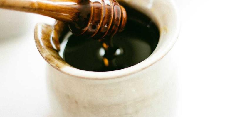 收集今天的垃圾（邮件、包装、食品残渣），为其创作一组装置艺术说明