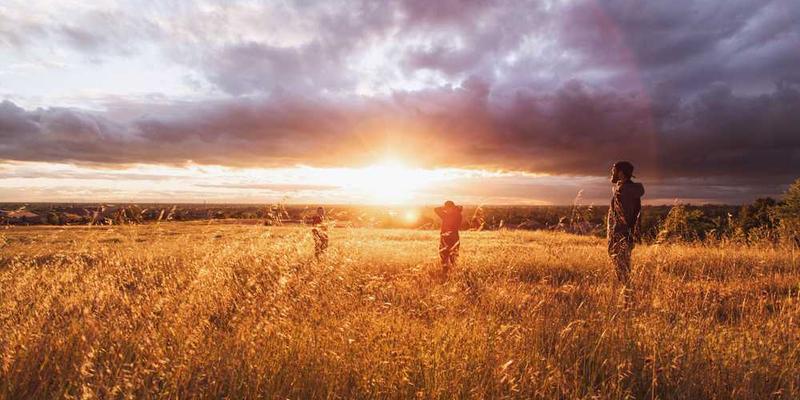一位年轻科学家在实验室里研究量子纠缠的实验装置,表现出专注和好奇的神情。说明:这张图片描绘了作者在探索量子纠缠过程中的一个瞬间,展现了认知跃迁的瞬间体验.