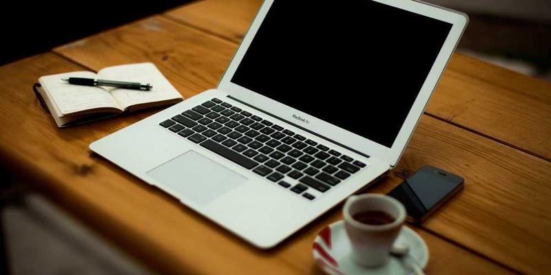 一碗煮好的米饭，上面撒着新鲜的蔬菜和肉末，散发着诱人的香气