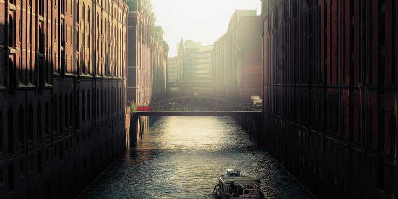 一位年轻人在电脑前，背景是充满点赞和回复的社交软件界面，旁边是一个正在运行的AI机器人图标