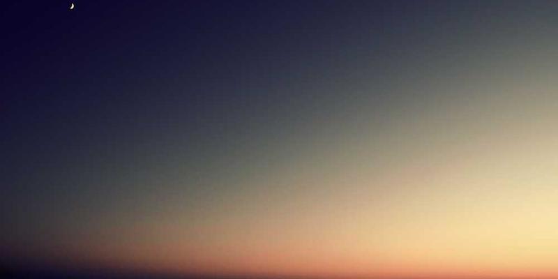 说明：一张展示虚拟投资游戏的界面图，其中包括股票市场、新闻资讯、排行榜等元素，展现出游戏的互动性和趣味性。