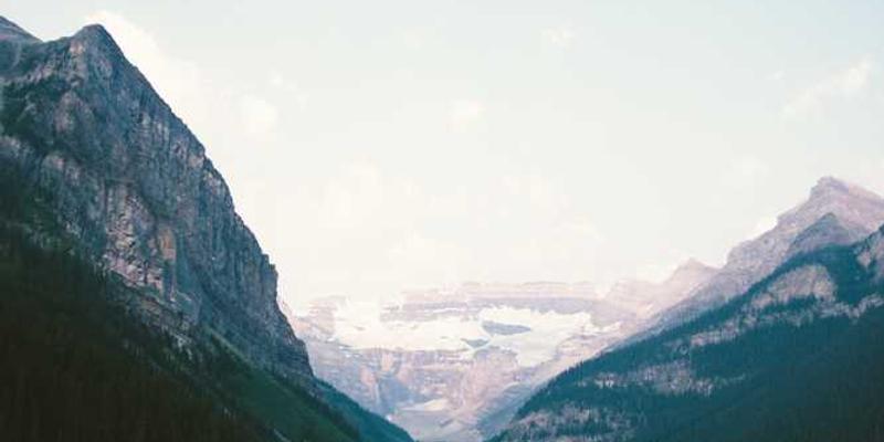 石头在阳光下熠熠生辉