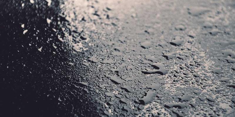 一位手捧虚构履历的年轻人，背景是充满希望与挑战的广阔天地，寓意着通过努力，每个人都可以书写自己的精彩人生。