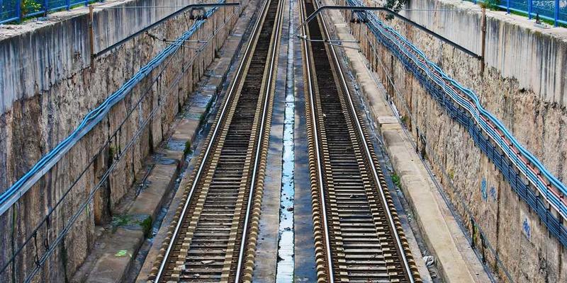 深夜月光下，一位男子独自品读书籍