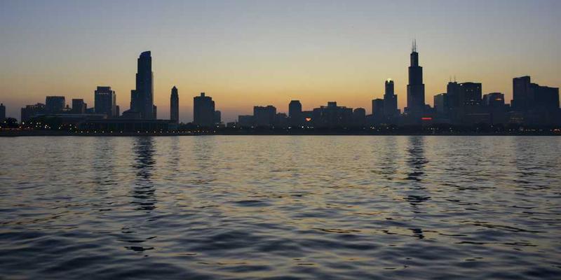 展示一套完整的“日晷”报时系统，光线柔和，色彩丰富，造型独特