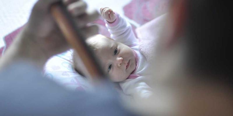 一双袜子表面有霉菌生长的痕迹