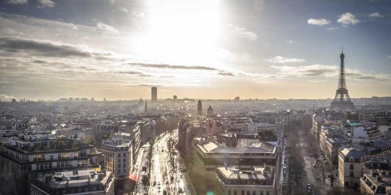 一位观众在电影院中流露出思考的神情，背景是一排排列的座椅