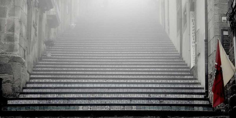 塑料袋在家中堆放，旁边散落着各种包装袋和垃圾