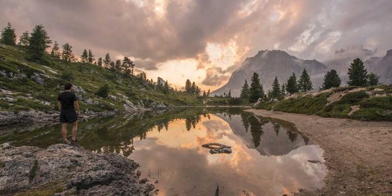一粒灰尘在阳光下的悬浮轨迹，透过阳光的缝隙，尘埃的轨迹如同时间隧道