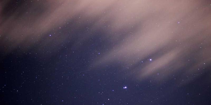 一张描绘人们在学习或交流的温馨画面，如图书馆内或咖啡馆里的人们聚在一起讨论、阅读的情景