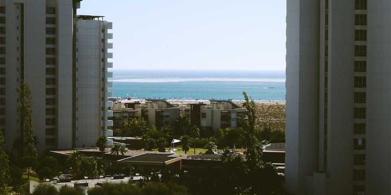 研究涂改液覆盖的痕迹下，隐藏着多少份被废弃的“完美答卷”草稿