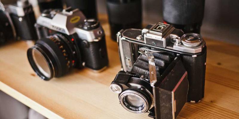 说明：一张描绘时间沙漏的静态图片，寓意珍惜时间、摆脱不良习惯