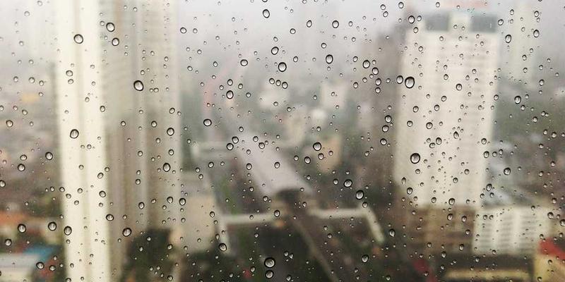 一张动态照片，展示墨水滴入清水中的瞬间，以及随后的扩散过程，背景为简洁的白色或蓝色