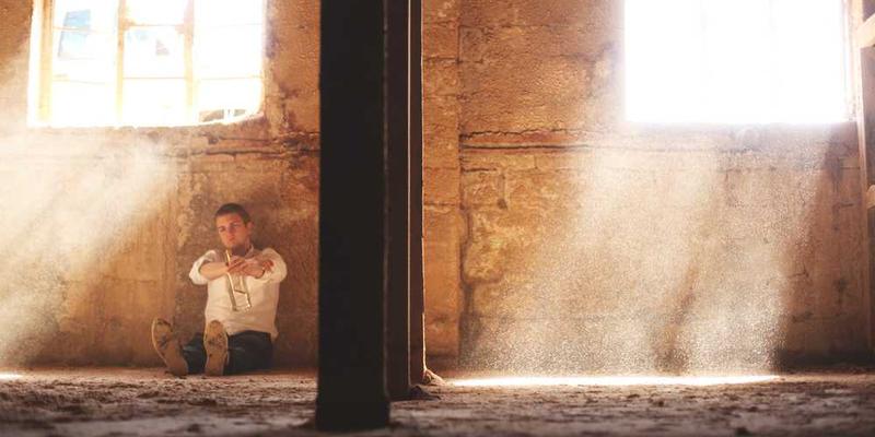 描述粉丝在演唱会现场热情挥舞手中的应援物品,表现出对虚拟偶像的热爱与崇拜