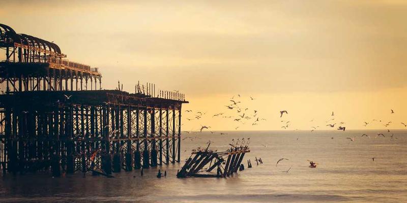 记者在社区采访一位正在参与志愿服务的居民，他正为社区居民提供帮助。