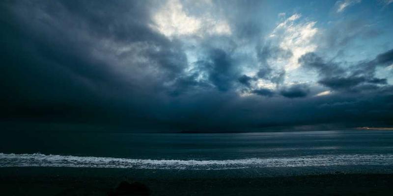 说明：一张描绘人们在完成任务后突然感受到时间流速变化的漫画画面，其中人物表情夸张，突出“眩晕感流速差”的视觉效果。