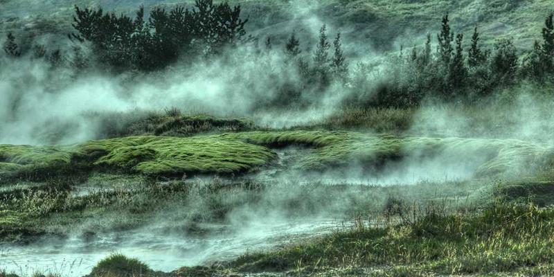 一幅描绘古代使用左手的画作，背景为右手文化的繁荣景象，对比鲜明