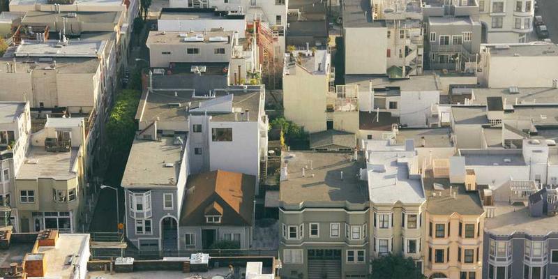 一位艺术家在观看AI创作的画作，脸上露出惊讶的神情。说明：展示人类对AI艺术创作的惊奇和欣赏。