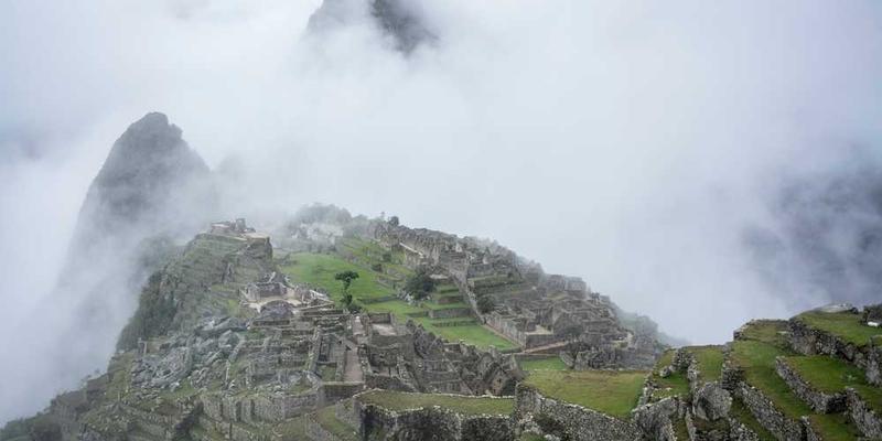 一个人在打哈欠的画面,背景可以添加一些神经系统图解元素,如神经元、脑电图等