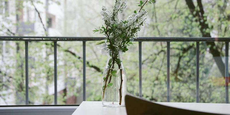 说明:一张精心布置的知识发布会现场,与会者认真聆听,气氛热烈