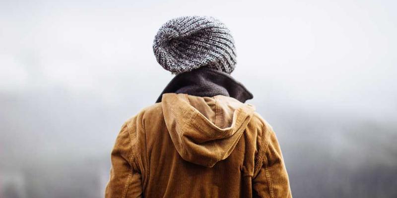 说明：一张失眠困扰的人群插图，展示现代人在夜幕中寻找安宁的画面，寓意人们为改善睡眠所做出的努力