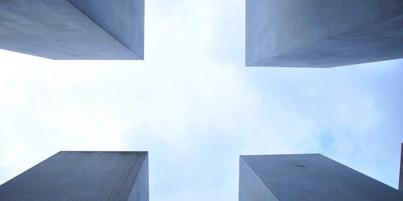 午后阳光下，一位女子坐在摇椅上品茗阅读