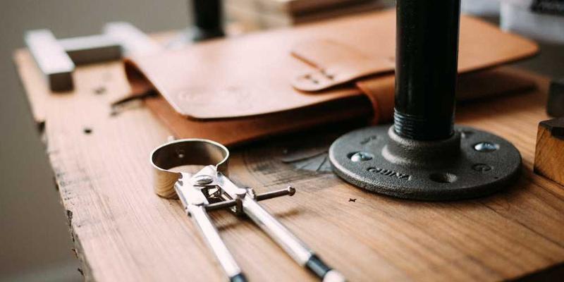 一位穿着复古服饰的男士，手持望远镜，目光凝重；一位穿着乡村服饰的女士，手拿鲜花，微笑着。说明：穿越时空的邂逅，两位主角的第一次见面。