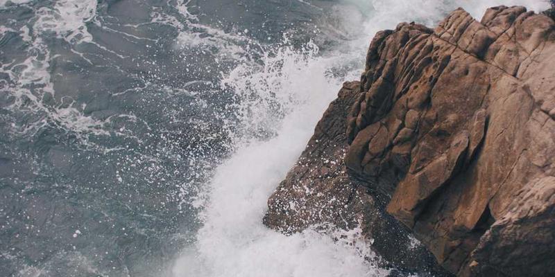 分析自己无意识中的“小动作”，并追溯其可能的心理起源