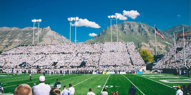 描述一个浩瀚的星系，中心是一个明亮的恒星，周围环绕着行星与卫星，色彩斑斓，充满想象力