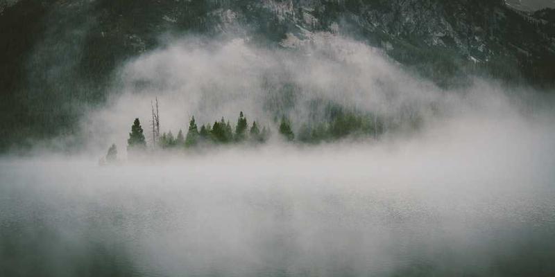 垃圾桶中的塑料袋与其他垃圾混在一起，显得格外刺眼