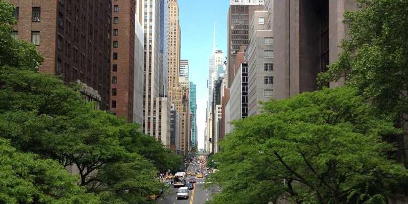 一家三口在虚拟空间中进行“共享冬眠”，父亲通过VR头盔与孩子互动，孩子在旁边操作平板电脑