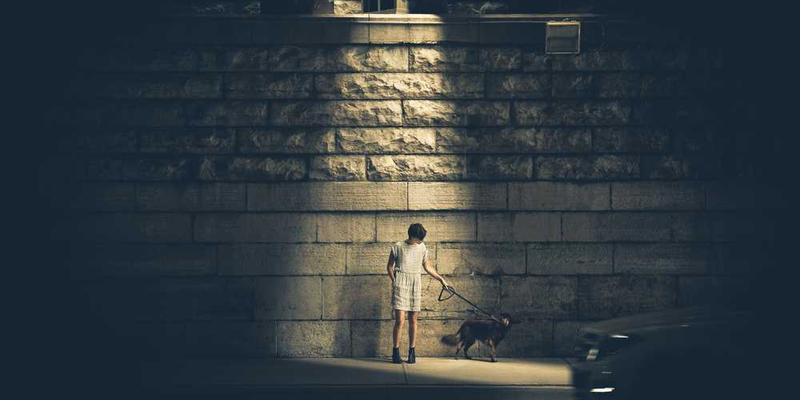 一张虚构的袜子,上面有着不同的颜色和图案,象征着一天中不同的压力状态,图片应富有未来感或科技感